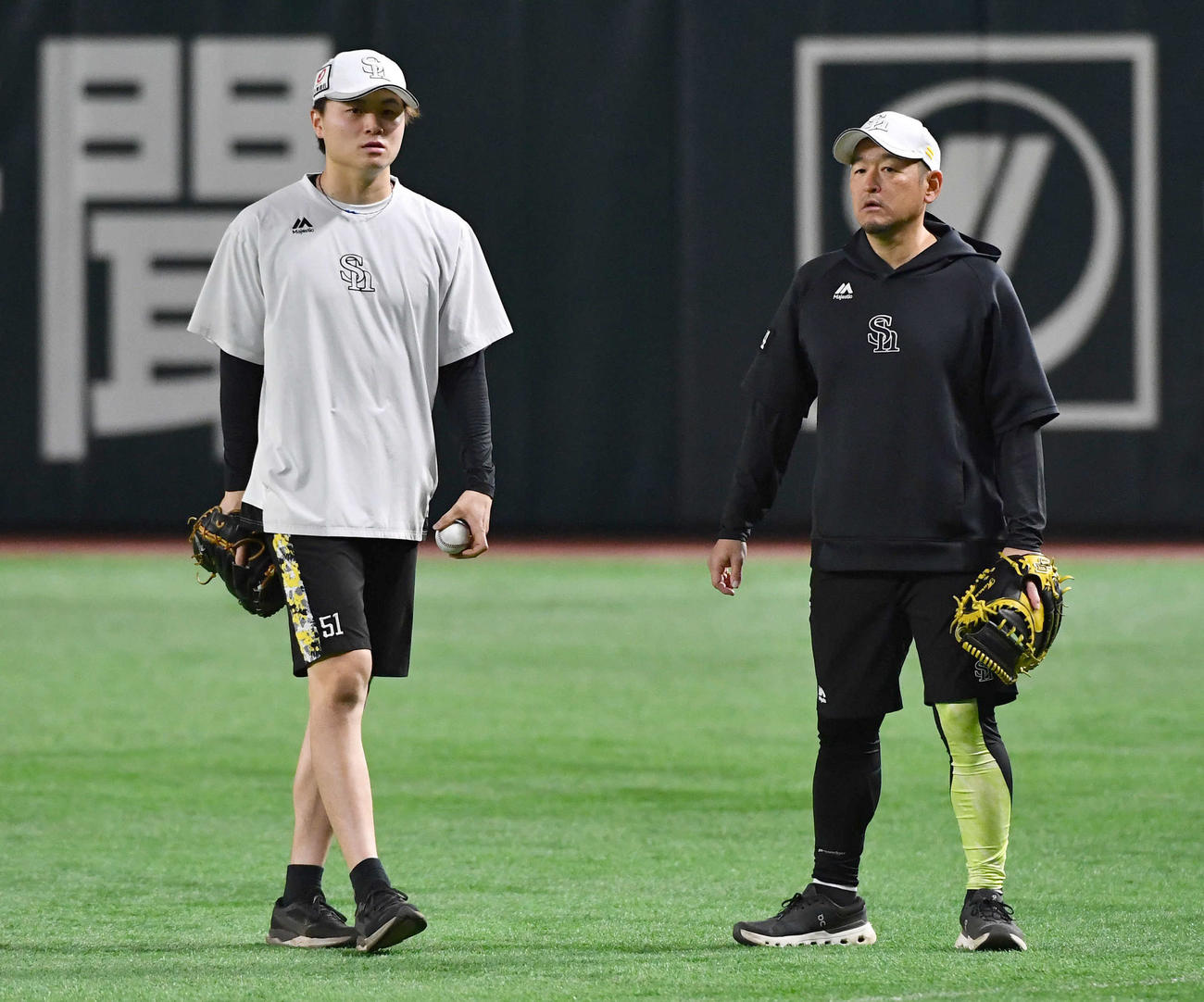 倉野コーチ（右）とのキャッチボールを終えて話すソフトバンク前田純（撮影・岩下翔太）