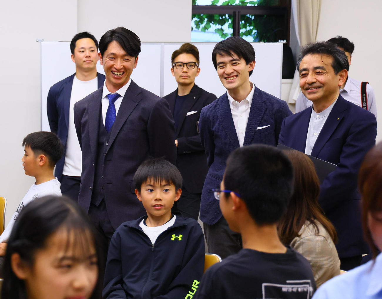 「一歩踏み出す勇気未来につなぐプロジェクト」のキックオフイベントに参加し、視察する阪神近本（左から2人目）。右から野村大祐芦屋市教育委員会教育長、高島崚輔芦屋市長（撮影・藤尾明華）