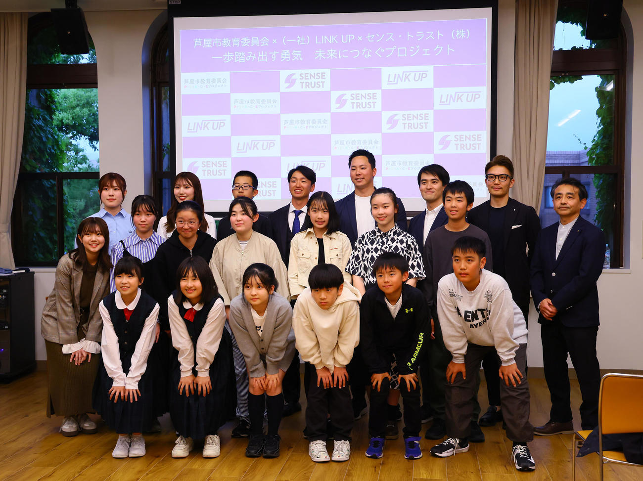 「一歩踏み出す勇気未来につなぐプロジェクト」のキックオフイベントに参加し、集合写真に納まる阪神近本（後列中央）（撮影・藤尾明華）