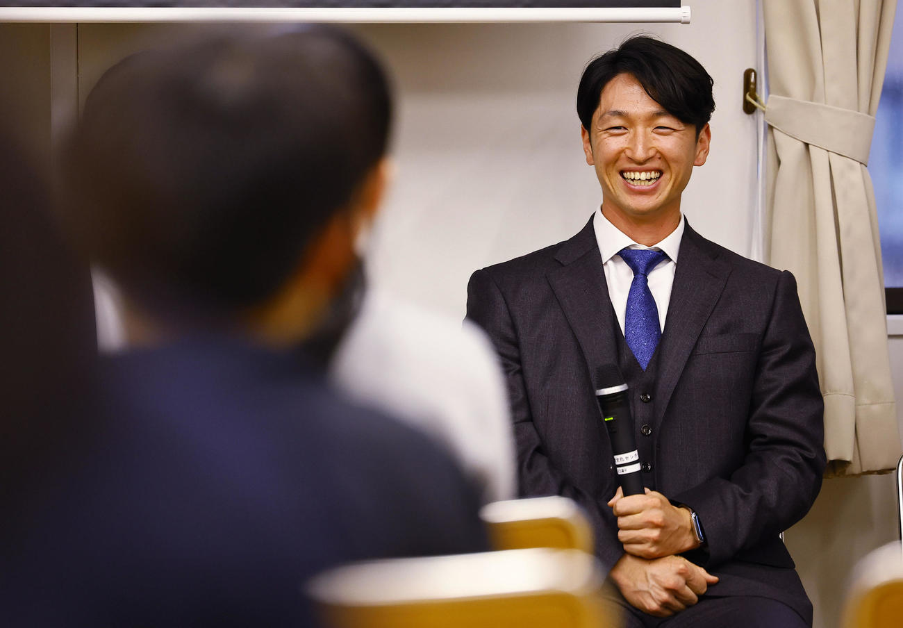 「一歩踏み出す勇気未来につなぐプロジェクト」のキックオフイベントに参加し、子どもたちと話す阪神近本（撮影・藤尾明華）