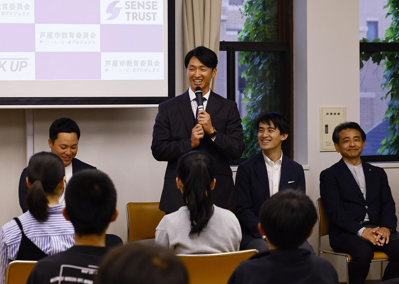 「一歩踏み出す勇気未来につなぐプロジェクト」のキックオフイベントに参加し、あいさつする阪神近本（撮影・藤尾明華）