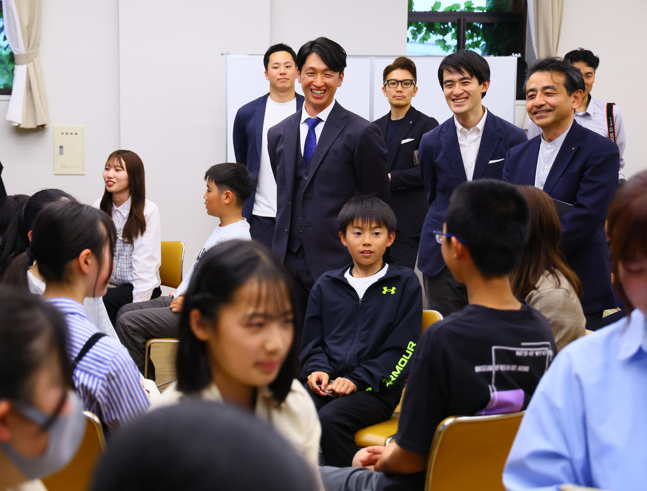 「一歩踏み出す勇気未来につなぐプロジェクト」のキックオフイベントに参加し、視察する阪神近本（中央）。右から野村大祐芦屋市教育委員会教育長、高島崚輔芦屋市長（撮影・藤尾明華）