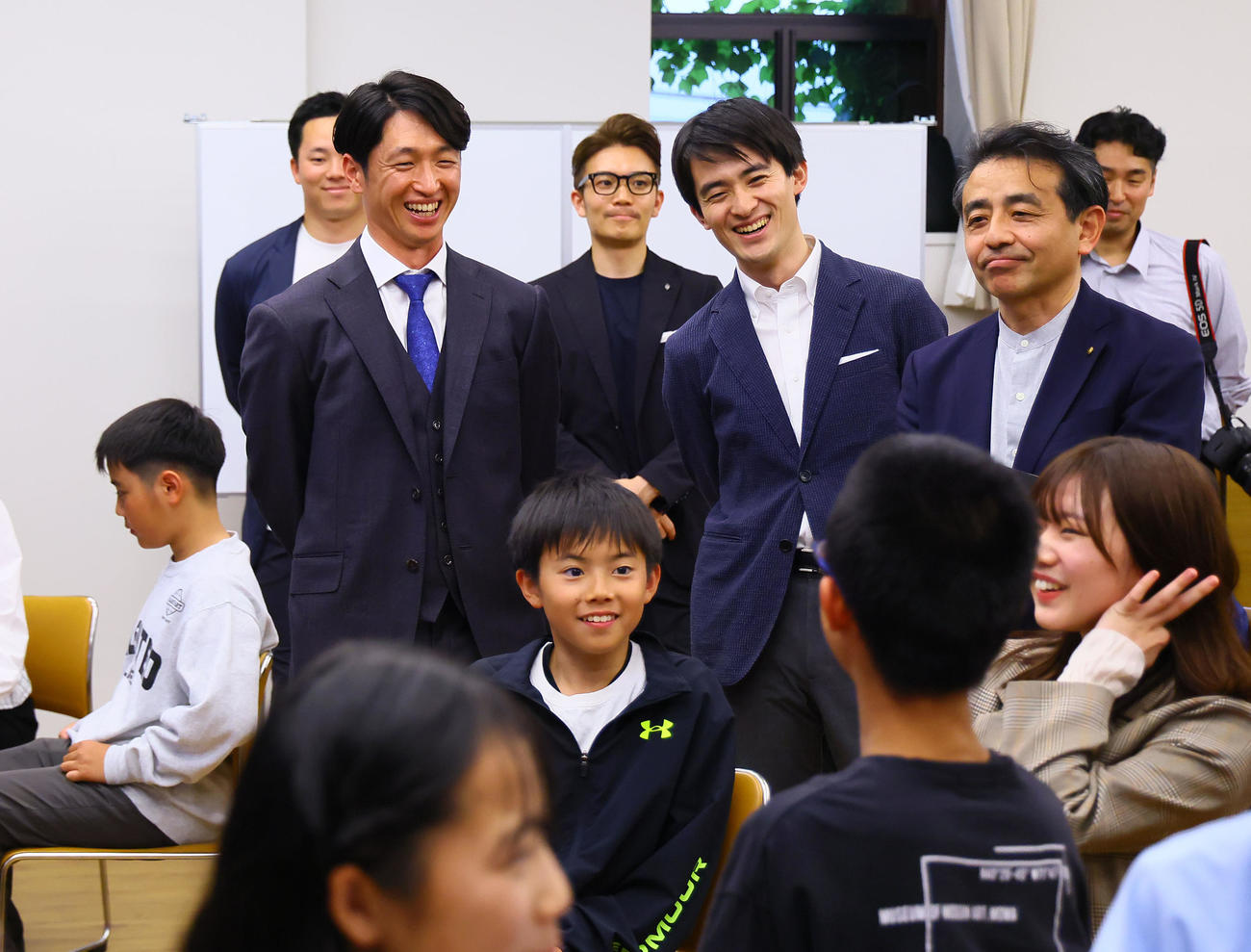「一歩踏み出す勇気未来につなぐプロジェクト」のキックオフイベントに参加し、視察する阪神近本（左）。右から野村大祐芦屋市教育委員会教育長、高島崚輔芦屋市長（撮影・藤尾明華）