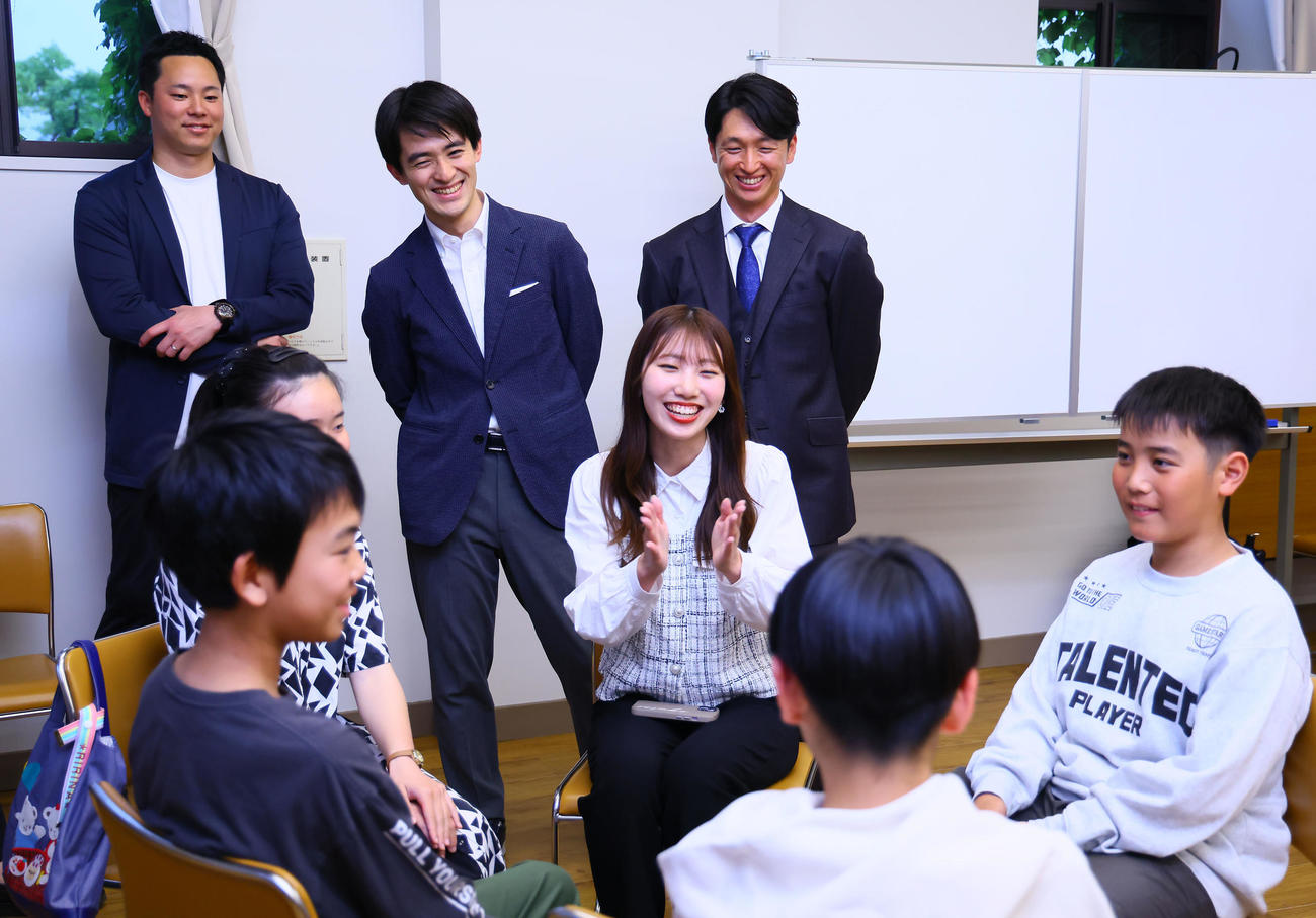 「一歩踏み出す勇気未来につなぐプロジェクト」のキックオフイベントに参加し、視察する奥右から阪神近本、高島崚輔芦屋市長、LINK UPの石井僚介代表理事（撮影・藤尾明華）