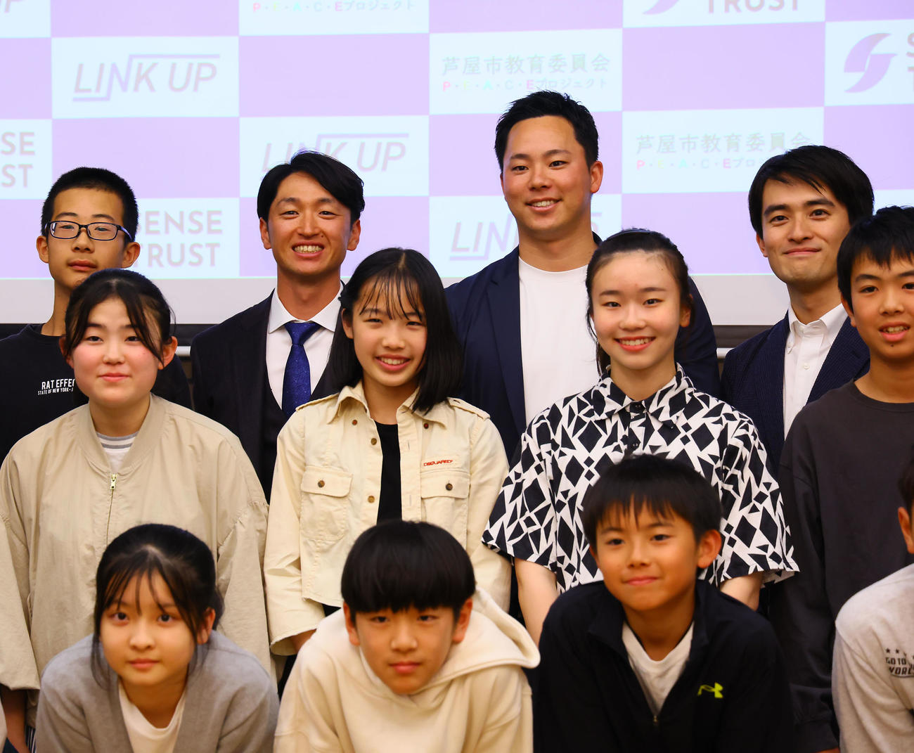 「一歩踏み出す勇気未来につなぐプロジェクト」のキックオフイベントに参加し、集合写真に納まる阪神近本（奥から2人目）（撮影・藤尾明華）