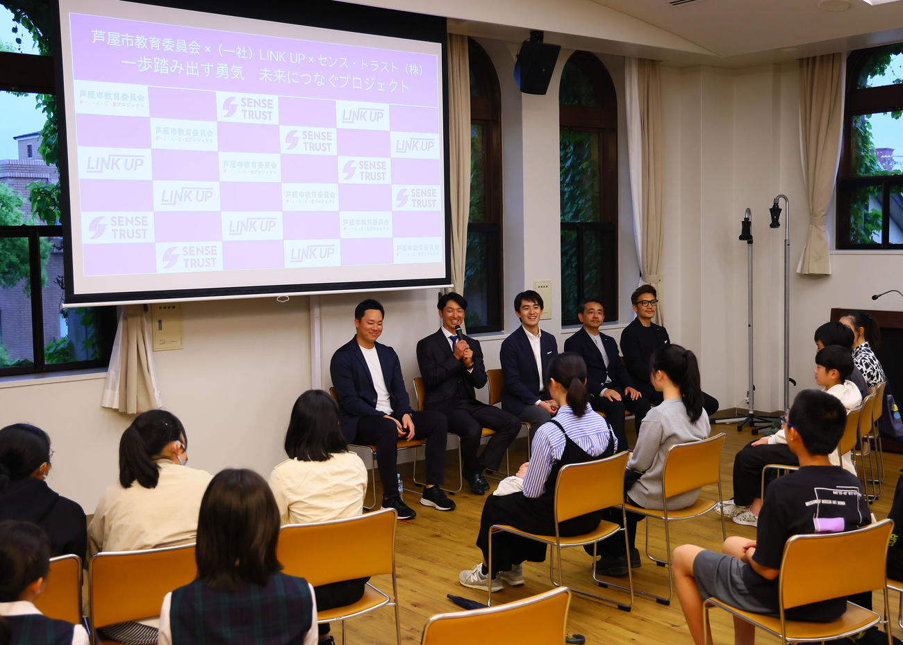 「一歩踏み出す勇気未来につなぐプロジェクト」のキックオフイベントで、子どもたちに話しをする阪神近本（奥左から2人目）（撮影・藤尾明華）