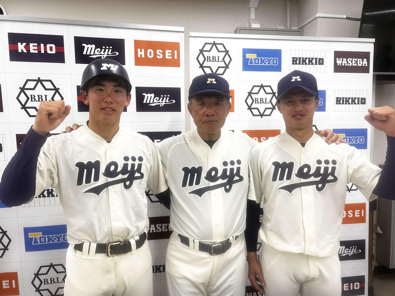慶大に8－1勝利し、2勝1分けで明大が勝ち点2に伸ばした。左から小島、戸塚監督、毛利（撮影・平山連）