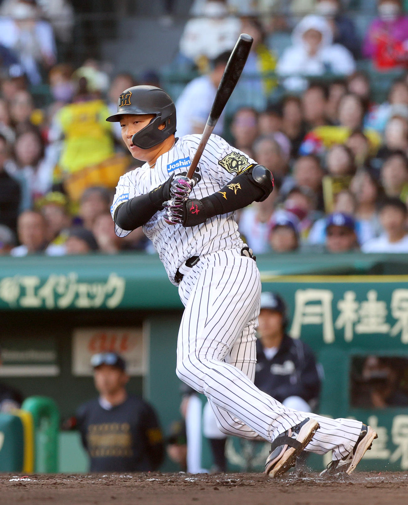 4月26日、阪神大山は左適時二塁打を放つ