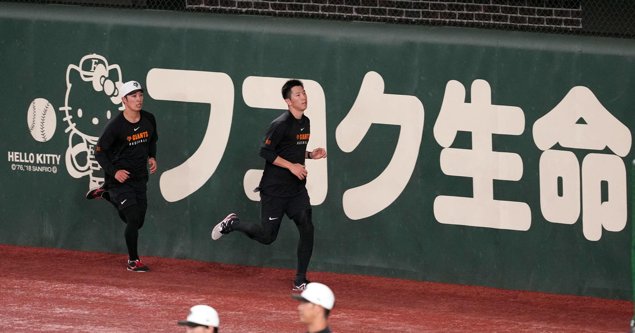 巨人対広島　外野を走る巨人戸郷（撮影・たえ見朱実）
