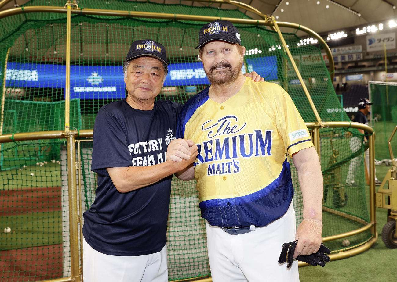 握手を交わし笑顔で写真に納まる川藤氏（左）とバース氏（2024年8月撮影）