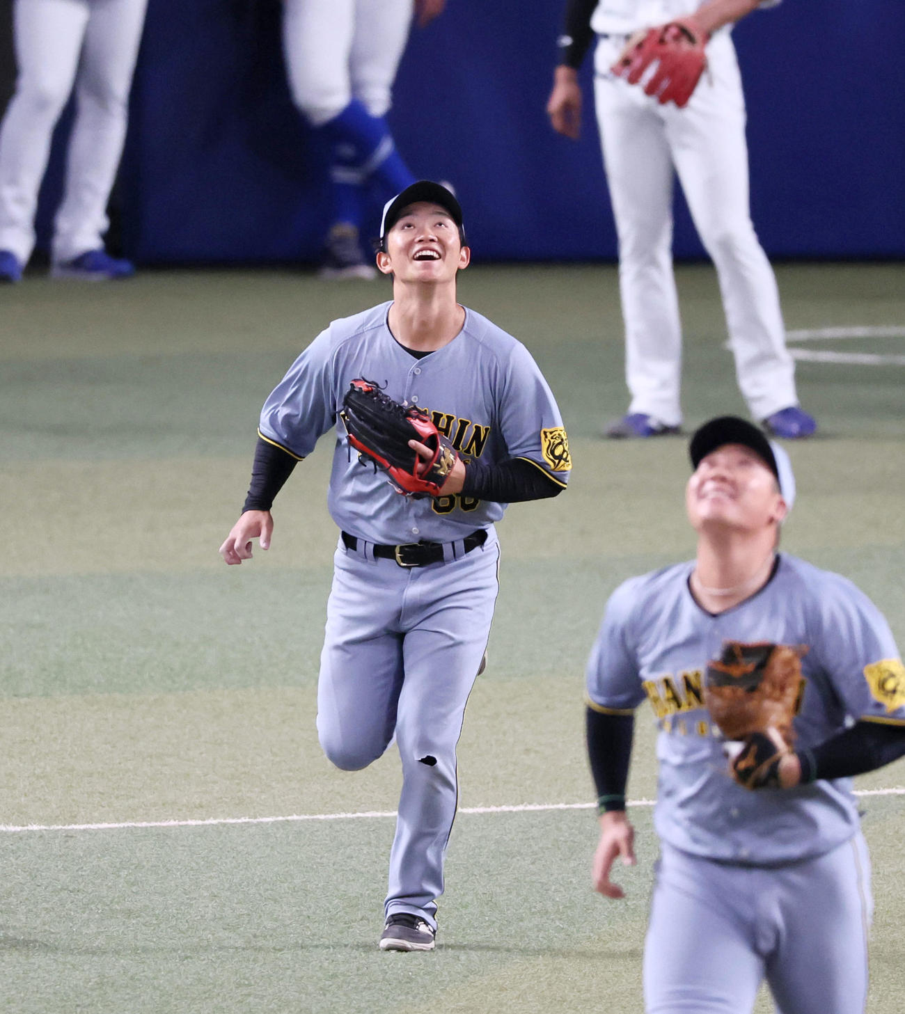 中日対阪神　シートノックのボールを拾いに駆け出す中川（撮影・加藤哉）