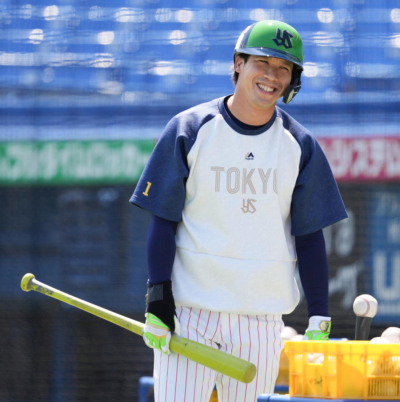ヤクルト対DeNA　試合前練習で笑顔のヤクルト山田（撮影・鈴木みどり）