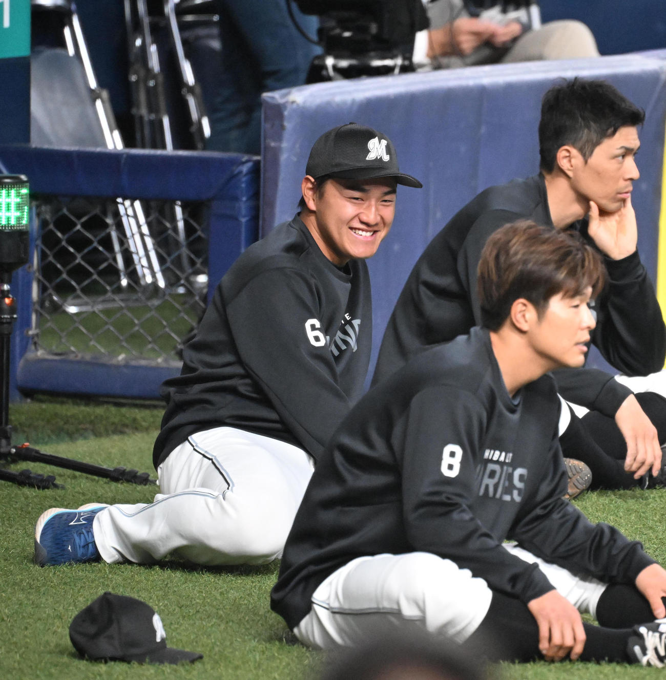 笑顔でウオームアップするロッテ西川（撮影・和賀正仁）