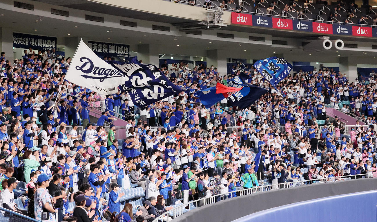 中日対阪神　声援を送る中日ファン（撮影・加藤哉）