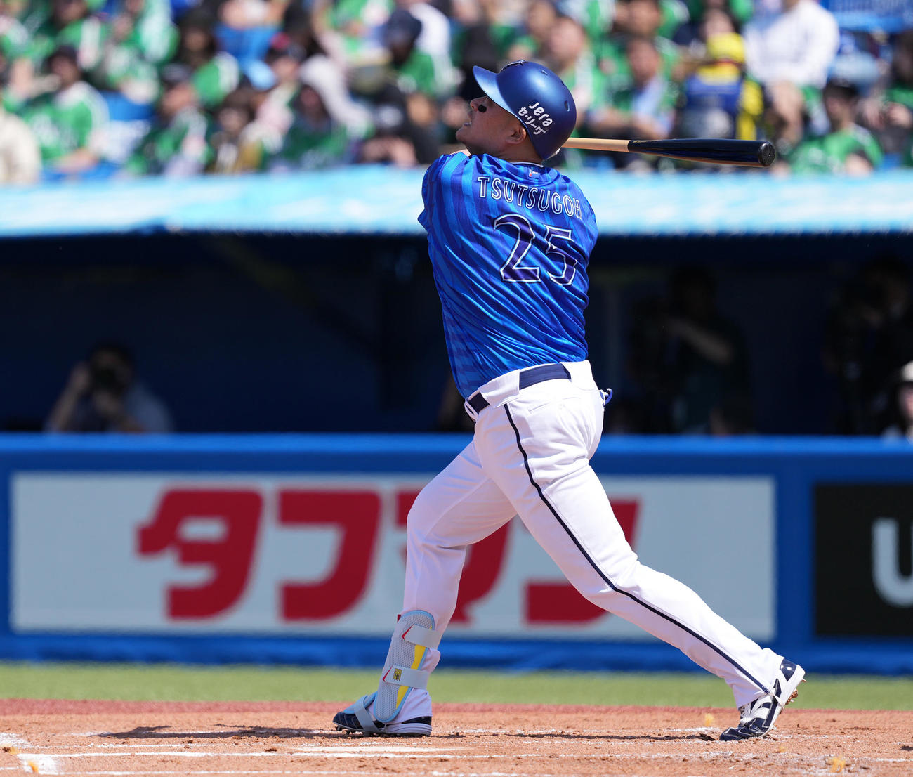 ヤクルト対DeNA 1回表DeNA1死満塁、遊飛を放つ筒香（撮影・鈴木みどり）