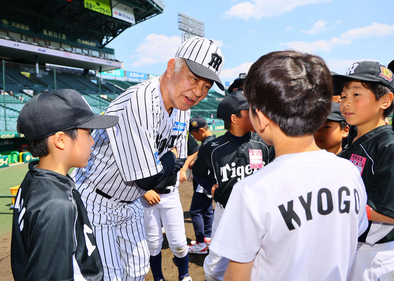 阪神OB会イベントで、子どもたちと話しをする掛布雅之OB会長（撮影・藤尾明華）