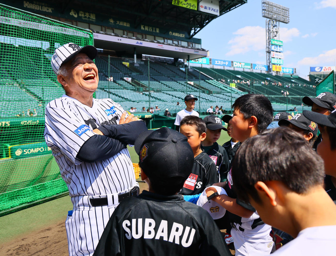 阪神OB会イベントで、子どもたちと話しをする掛布雅之OB会長（撮影・藤尾明華）