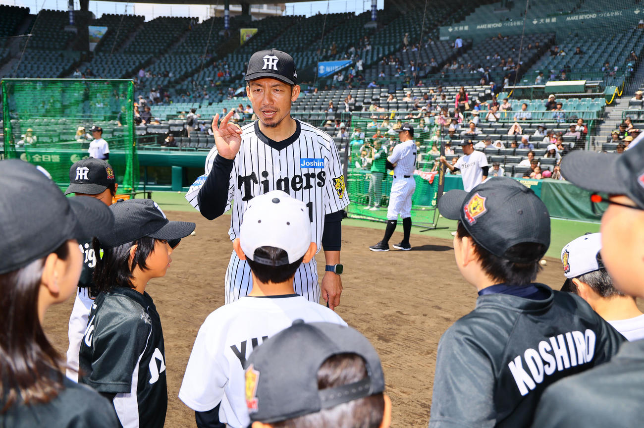 阪神OB会イベントで、子どもたちと話しをする鳥谷敬氏（撮影・藤尾明華）