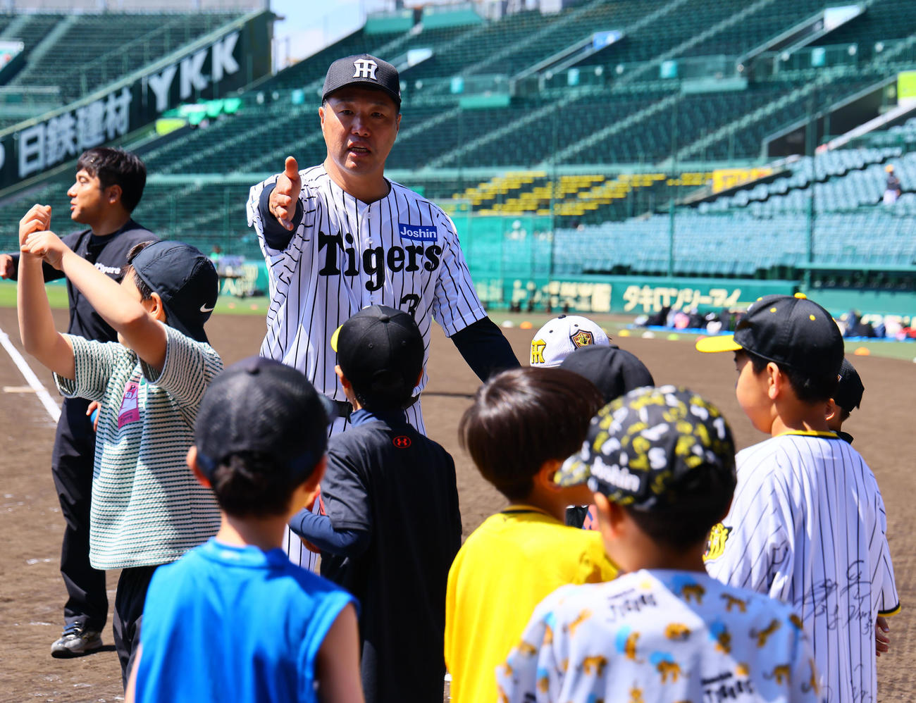 阪神OB会イベントで、子どもたちと話しをする関本賢太郎氏（撮影・藤尾明華）