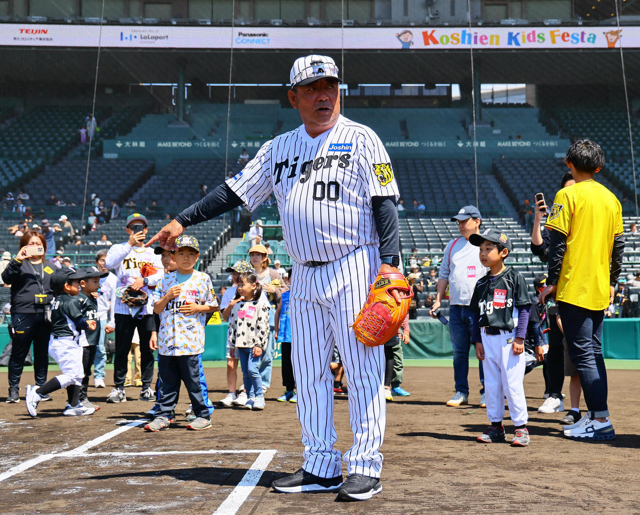 阪神OB会イベントで、子どもたちに教える亀山努氏（撮影・藤尾明華）