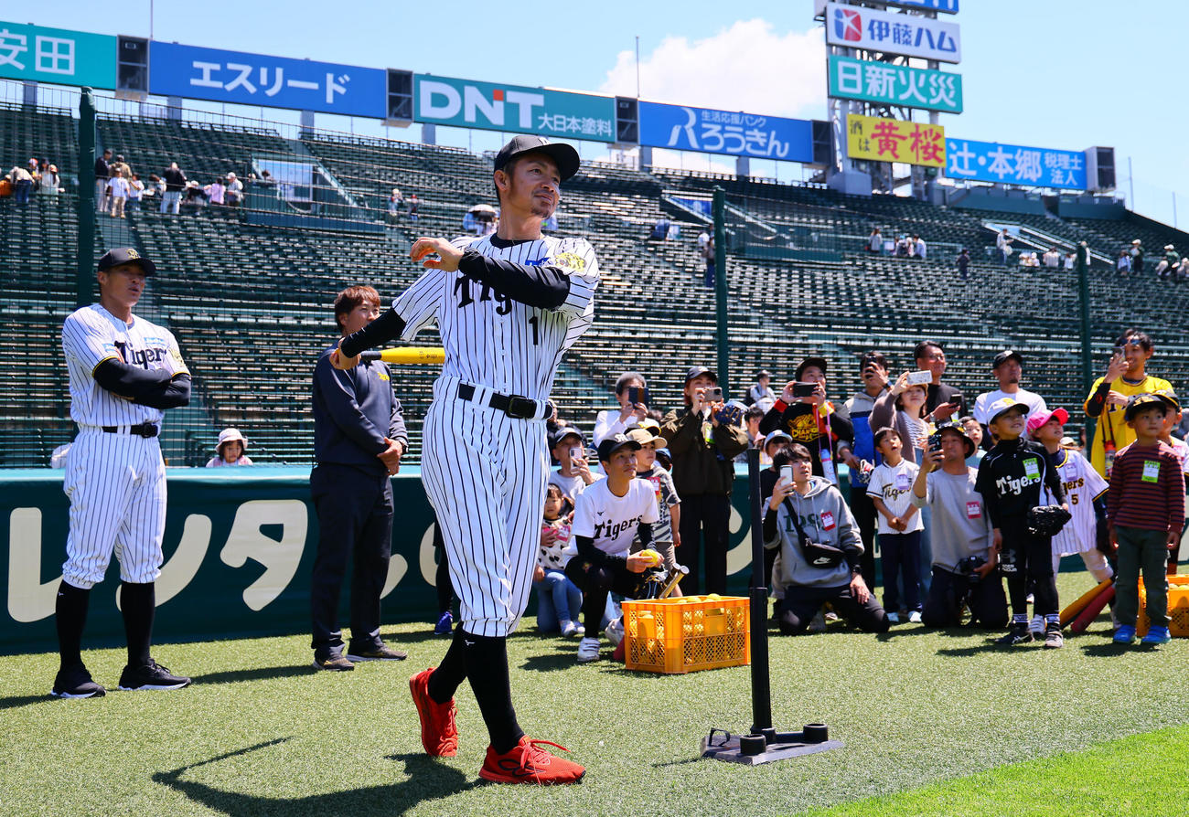 阪神OB会イベントで、打撃を披露する鳥谷敬氏（撮影・藤尾明華）