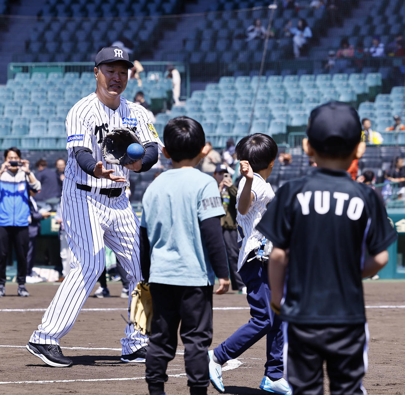 阪神OB会イベントで、子どもたちとミニゲームを行う関本賢太郎氏（撮影・藤尾明華）