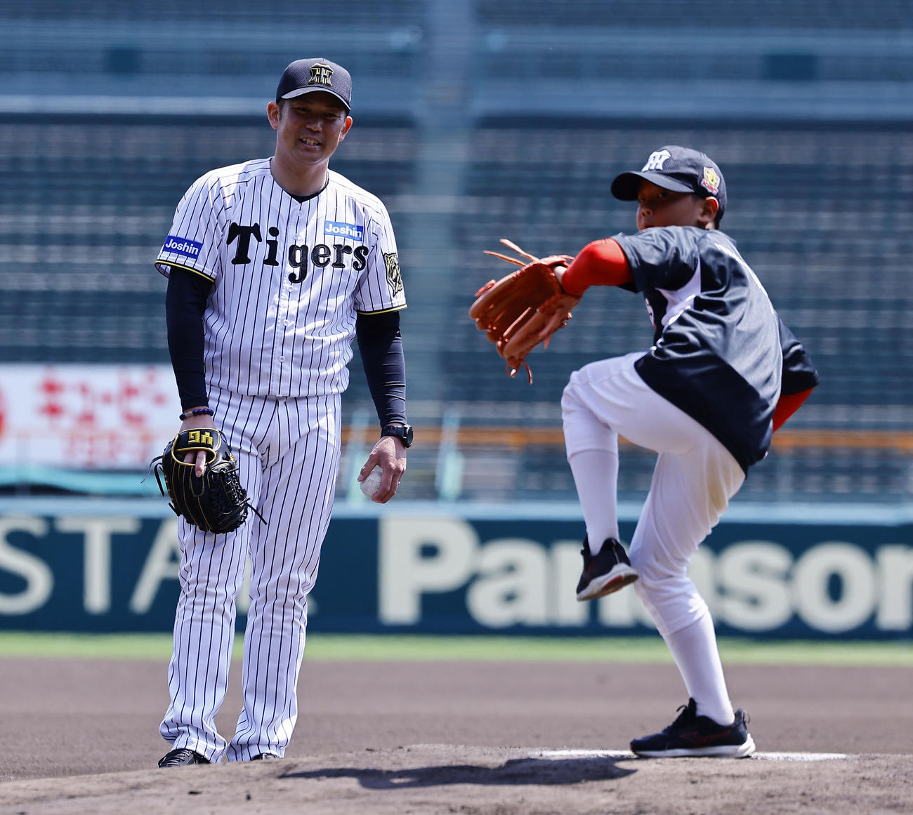阪神OB会イベントで、子どもたちの投球を見つめる岩田稔氏（撮影・藤尾明華）