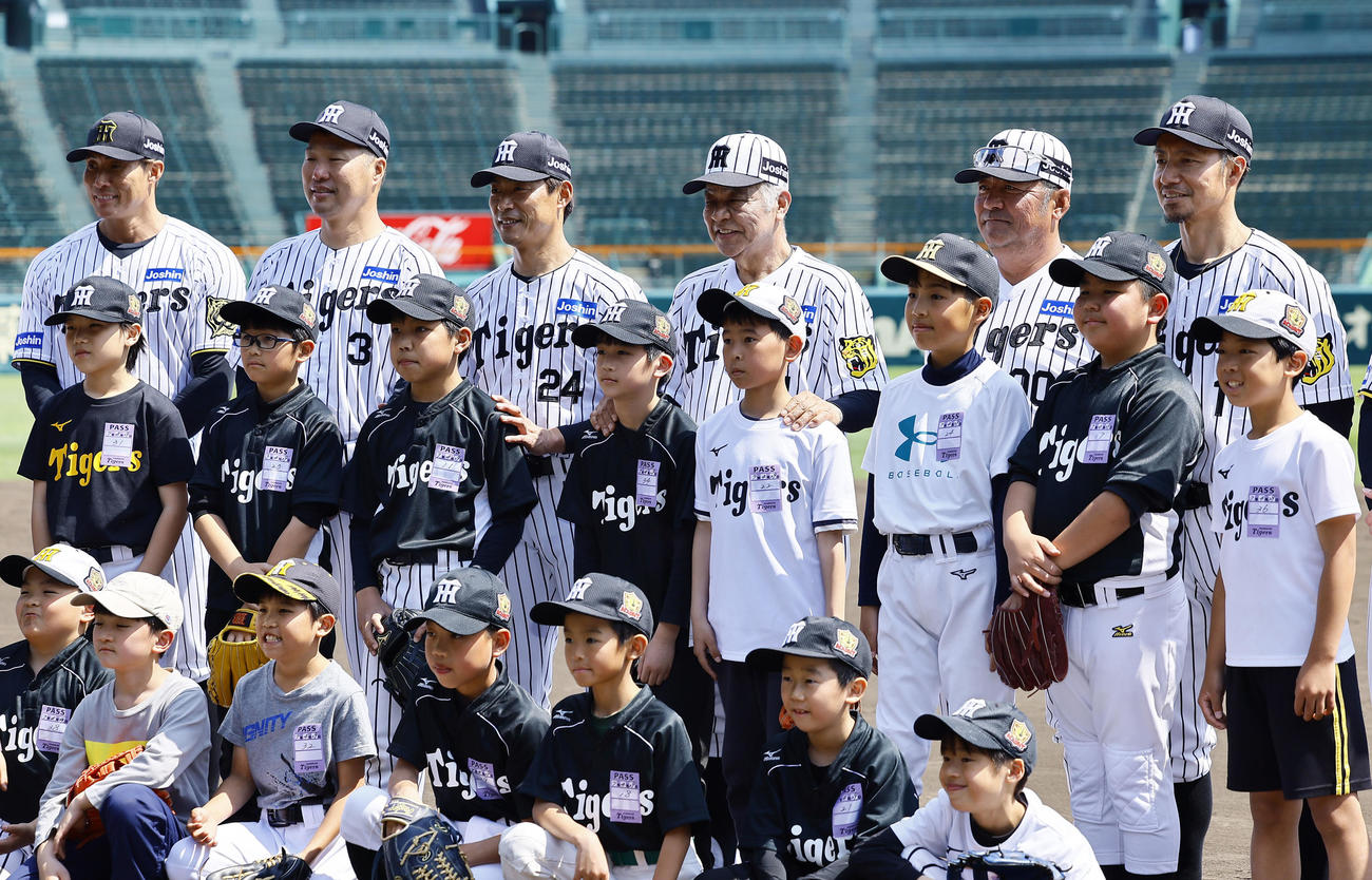阪神OB会イベントで、記念写真に納まる後方左から糸井嘉男氏、関本賢太郎氏、桧山進次郎氏、掛布雅之OB会長、亀山努氏、鳥谷敬氏（撮影・藤尾明華）