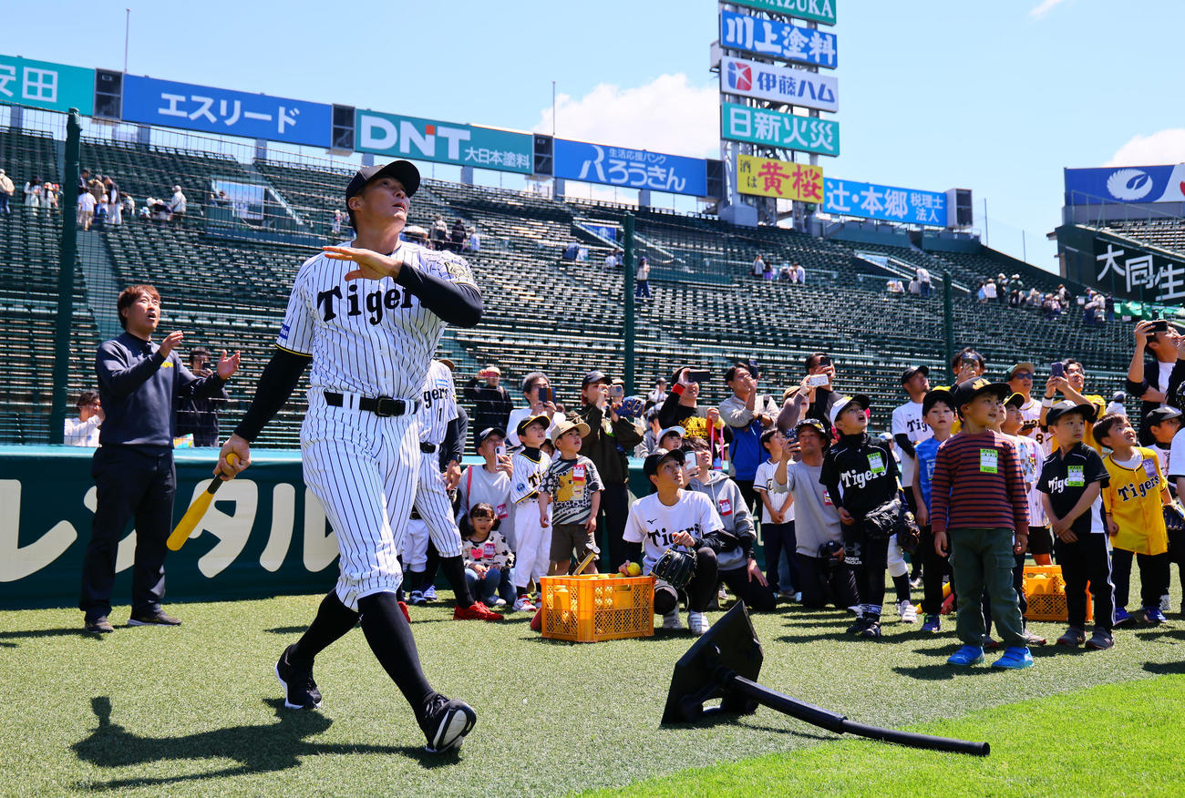 阪神OB会イベントで、打撃を披露する糸井嘉男氏（撮影・藤尾明華）