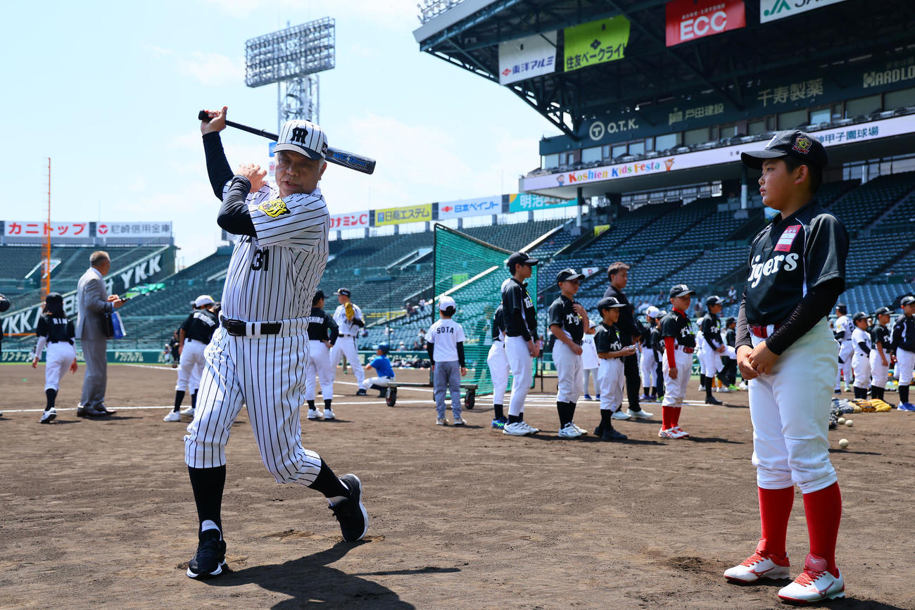 阪神OB会イベントで、打撃指導する掛布雅之OB会長（撮影・藤尾明華）