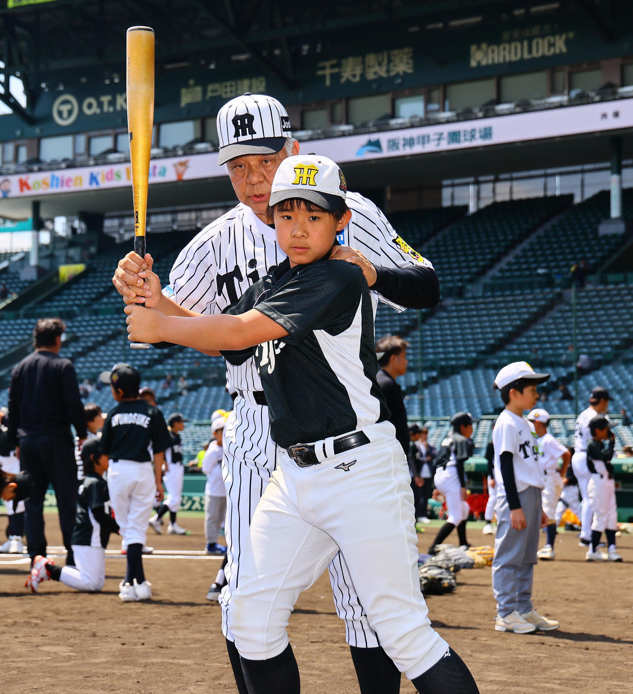 阪神OB会イベントで、打撃指導する掛布雅之OB会長（撮影・藤尾明華）