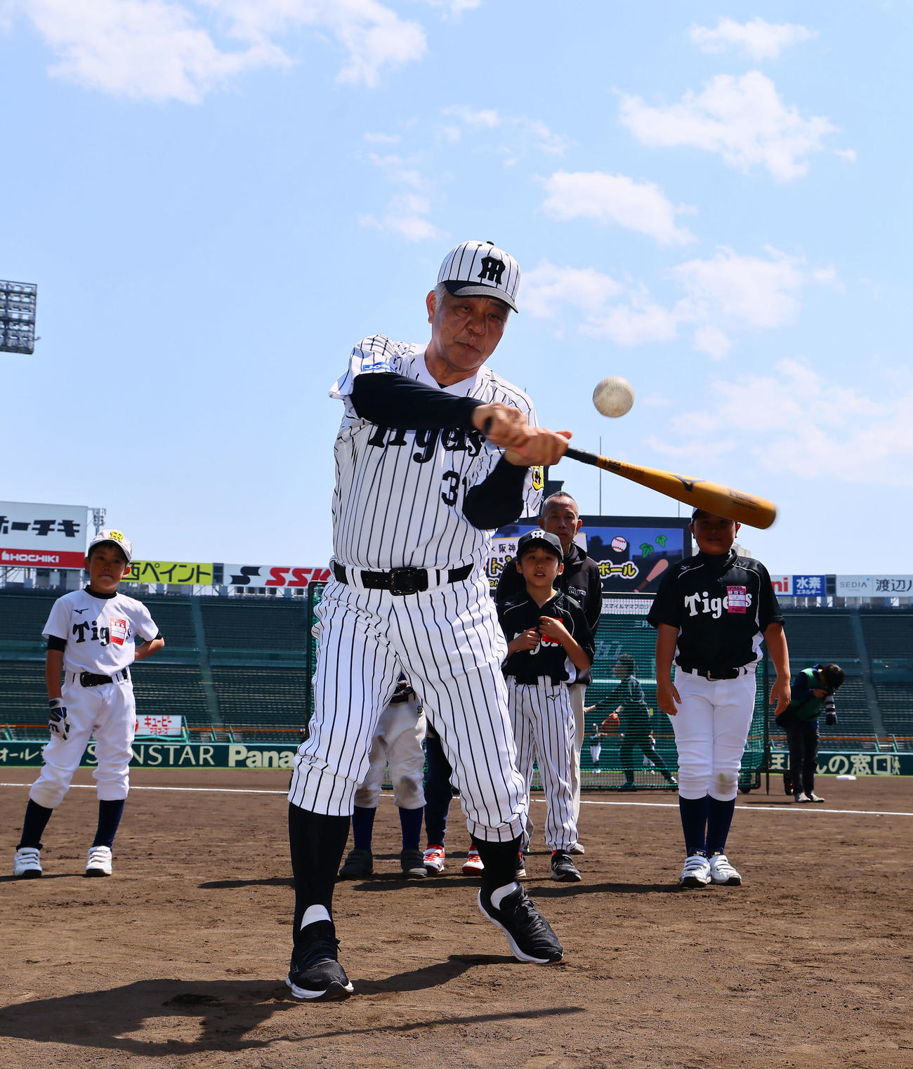 阪神OB会イベントで、ティー打撃委を披露する掛布雅之OB会長（撮影・藤尾明華）