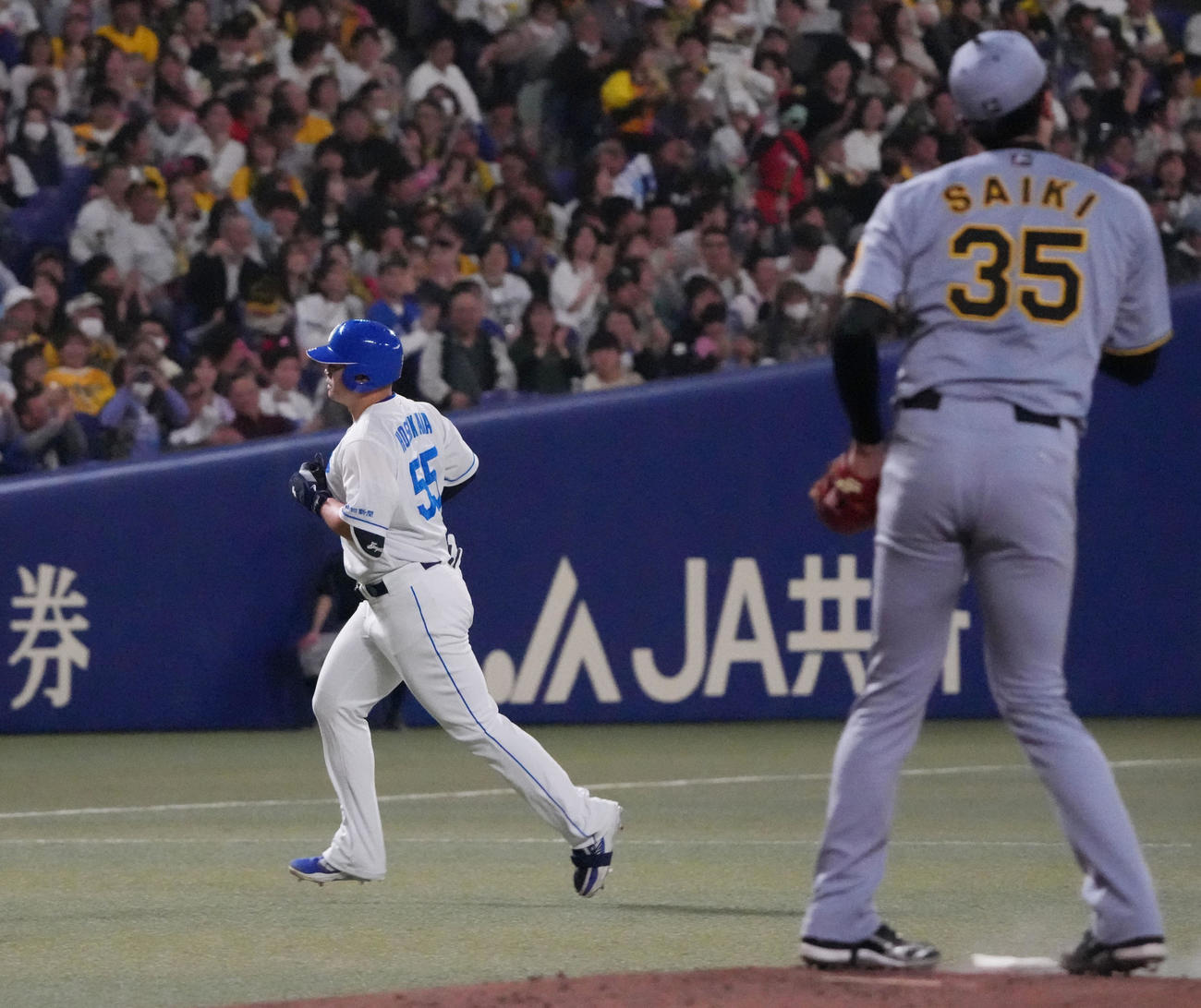 中日対阪神　2回裏中日2死、左越え本塁打を放ちダイヤモンドをまわる細川（左）右は阪神先発の才木（撮影・森本幸一）
