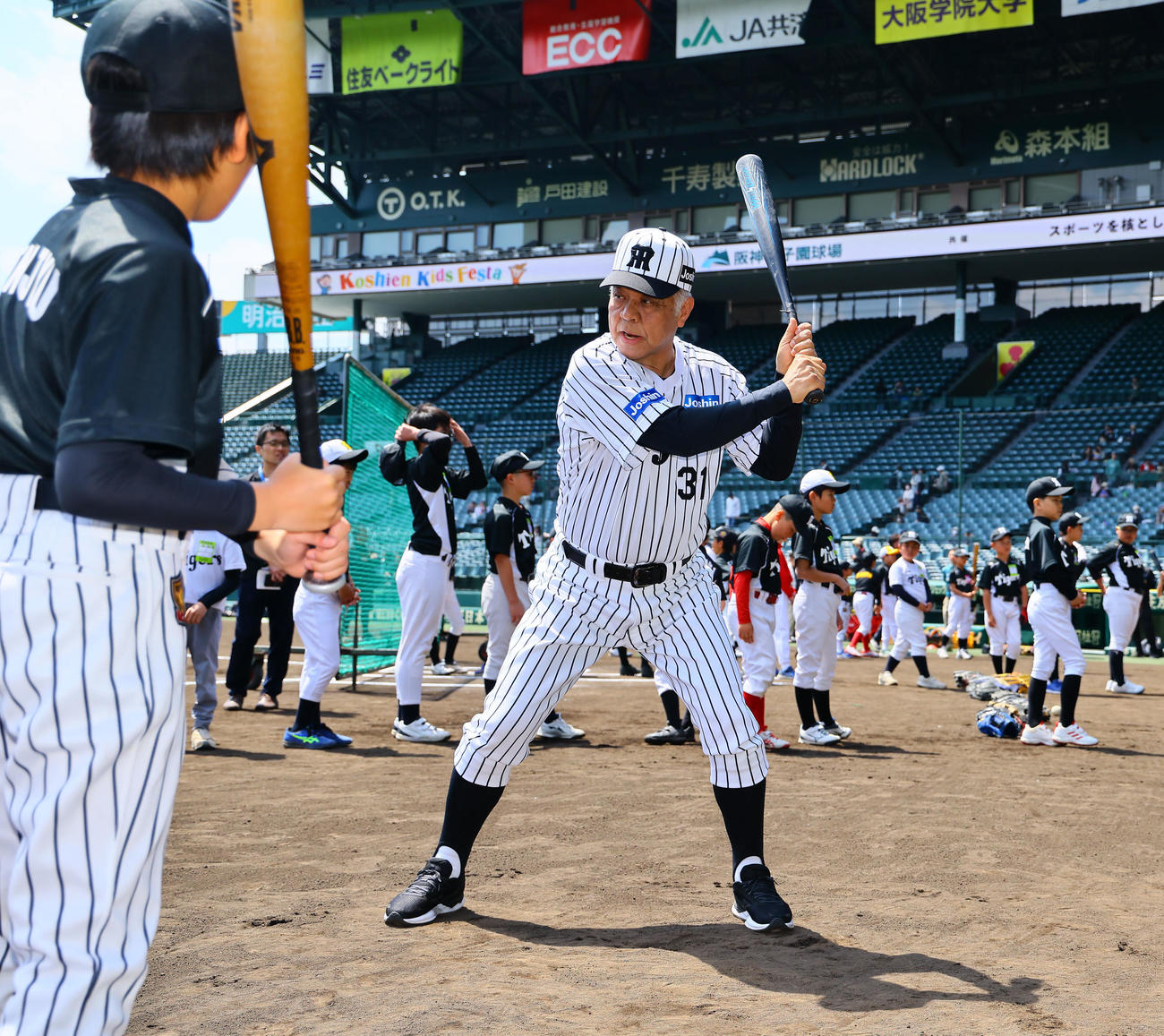 阪神OB会イベントで、打撃指導する掛布雅之OB会長（撮影・藤尾明華）