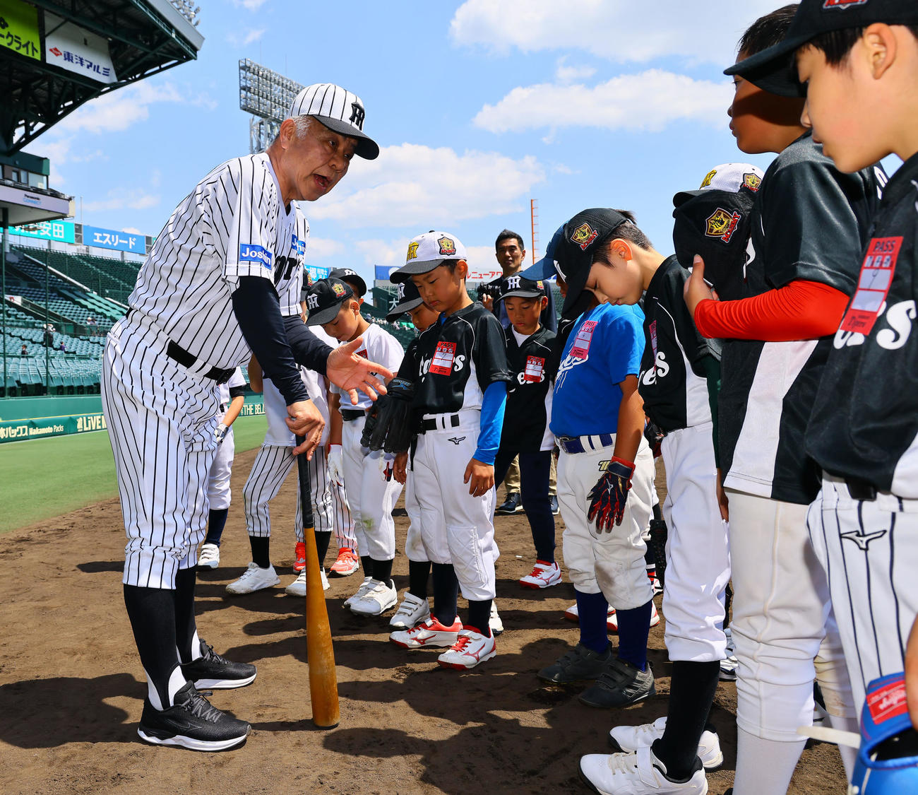 阪神OB会イベントで、打撃指導する掛布雅之OB会長（撮影・藤尾明華）