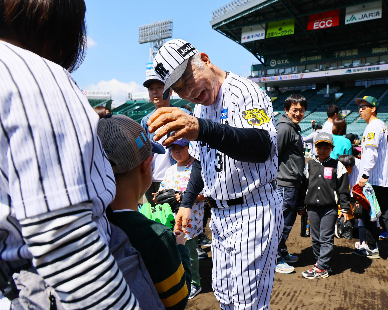 阪神OB会イベントで、子どもたちと触れ合う掛布雅之OB会長（撮影・藤尾明華）