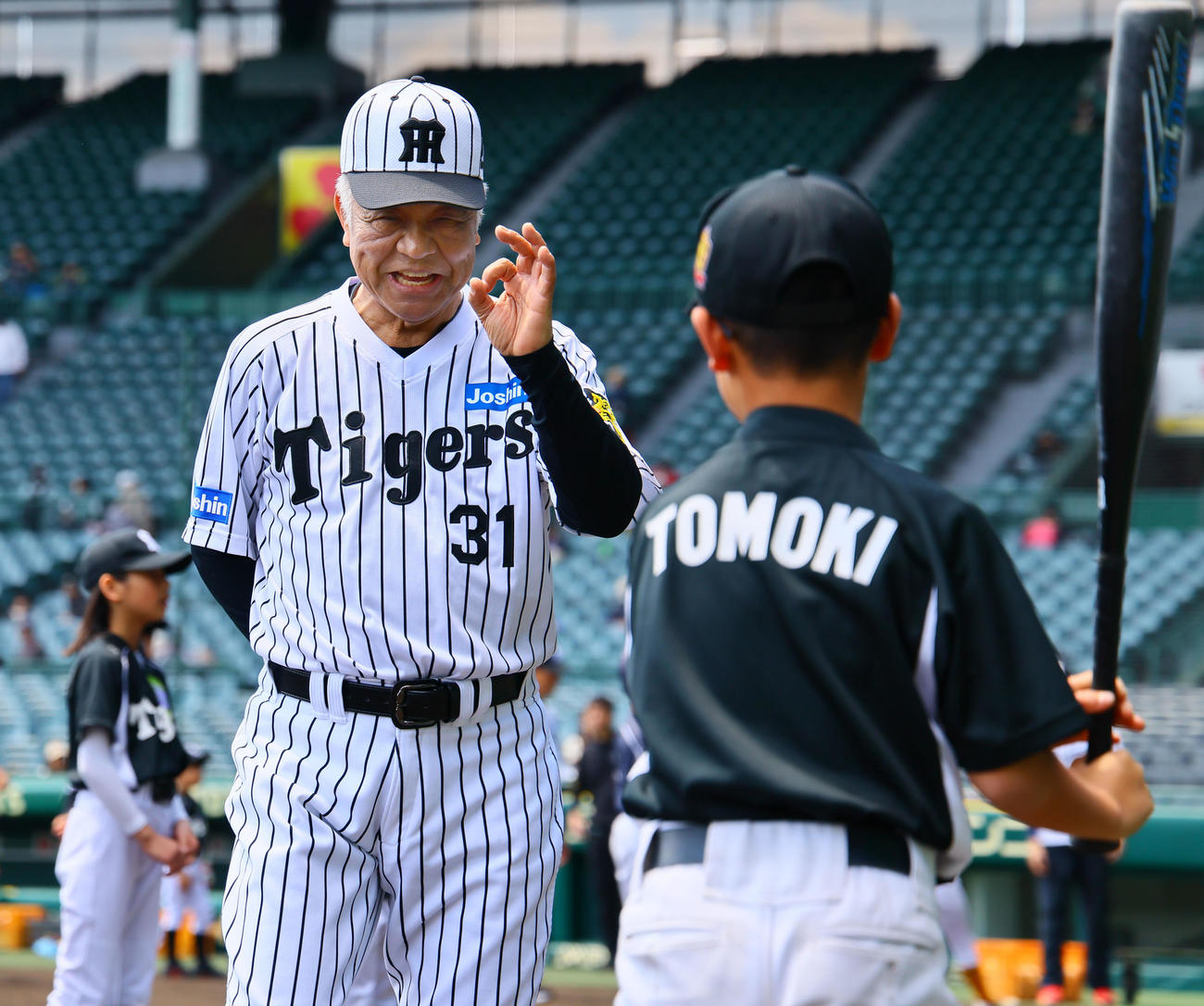 阪神OB会イベントで、子どもたちに声をかける掛布雅之OB会長（撮影・藤尾明華）