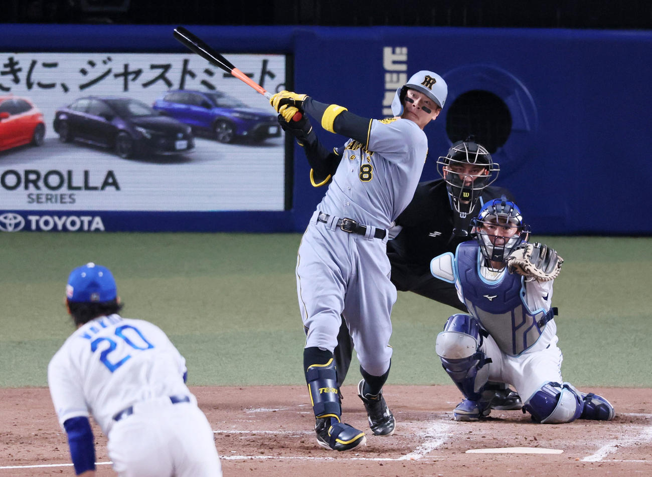 中日対阪神　4回表阪神1死、佐藤輝は右越えソロ本塁打を放つ。投手涌井（撮影・加藤哉）