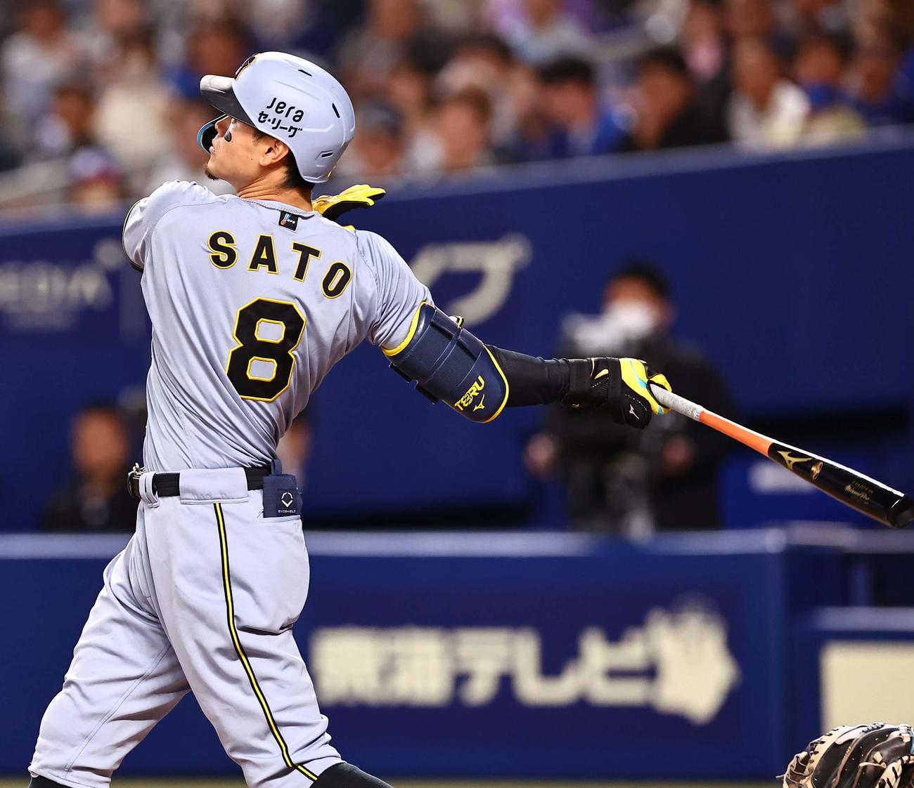 中日対阪神　4回表阪神1死、佐藤輝は左越えに同点ソロ本塁打を放つ（撮影・上田博志）