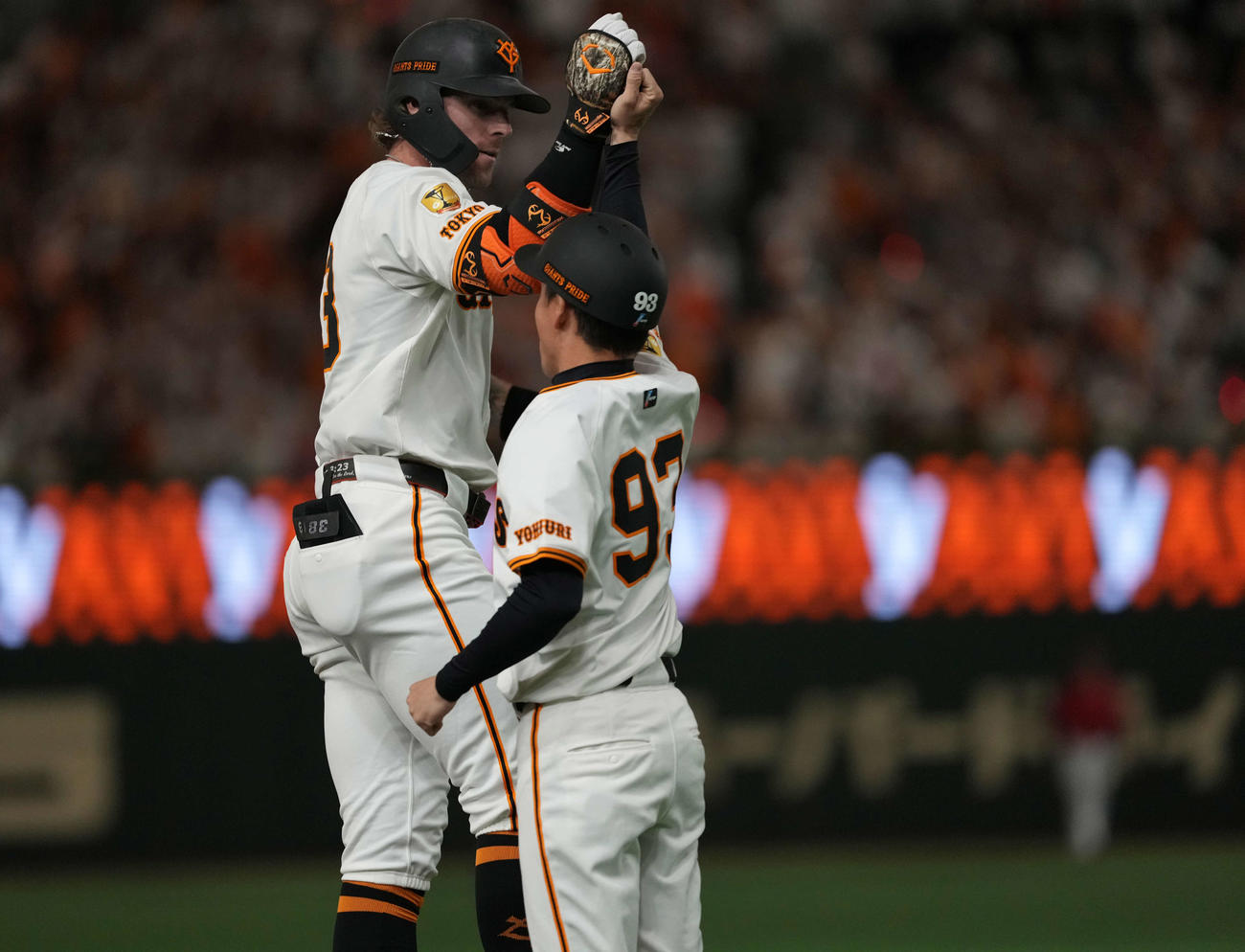 巨人対広島　2回裏巨人2死一塁、右越え2点本塁打を放ちタッチするキャベッジ（撮影・井上学）