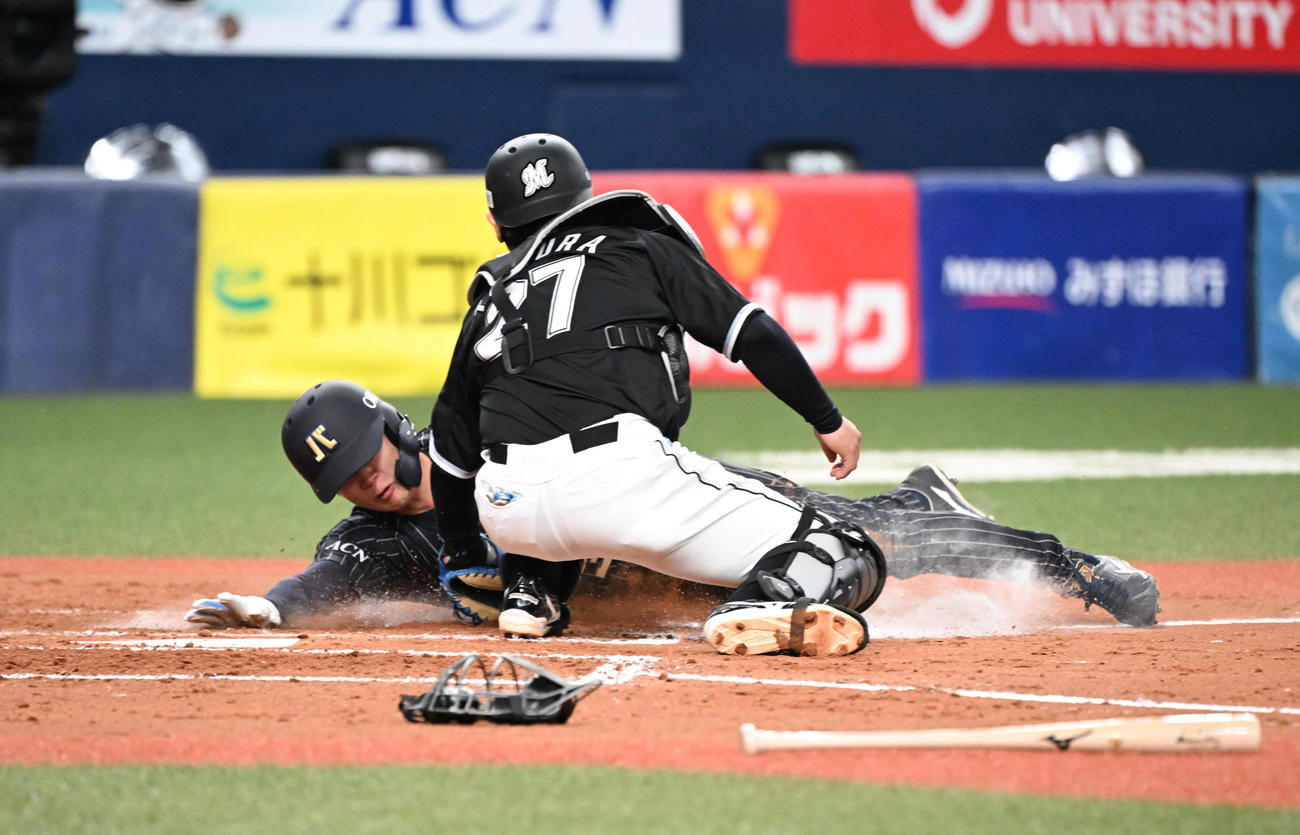 オリックス対ロッテ　3回裏オリックス1死一、三塁、西川の三ゴロで本塁を狙った太田はタッチアウト、捕手田村（撮影・和賀正仁）