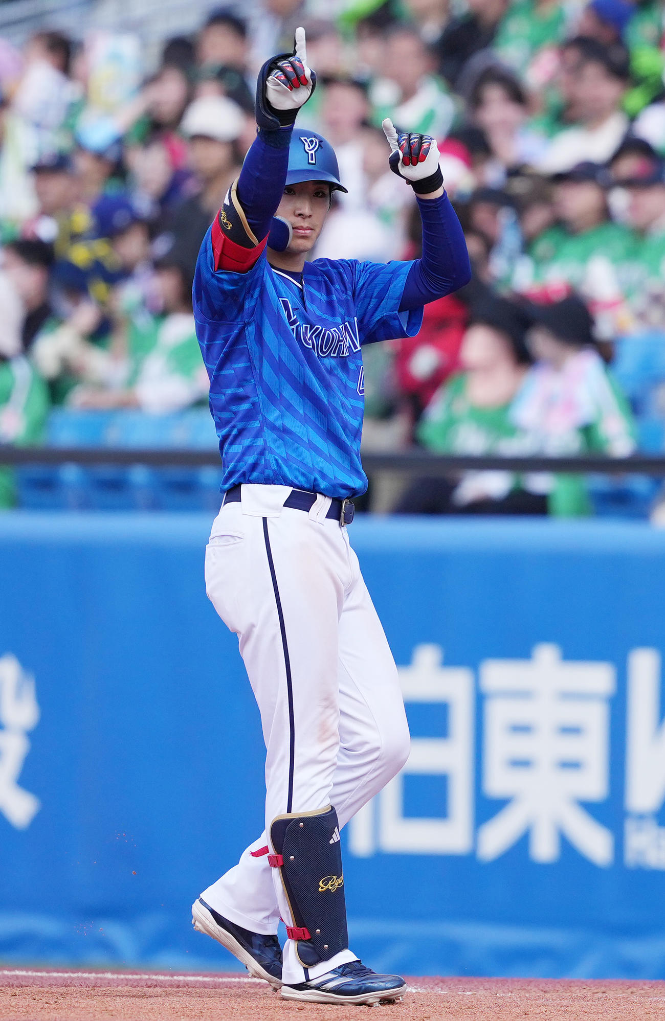ヤクルト対DeNA 5回表DeNA1死三塁、右前適時打を放った度会はベンチに向かってポーズ（撮影・鈴木みどり）