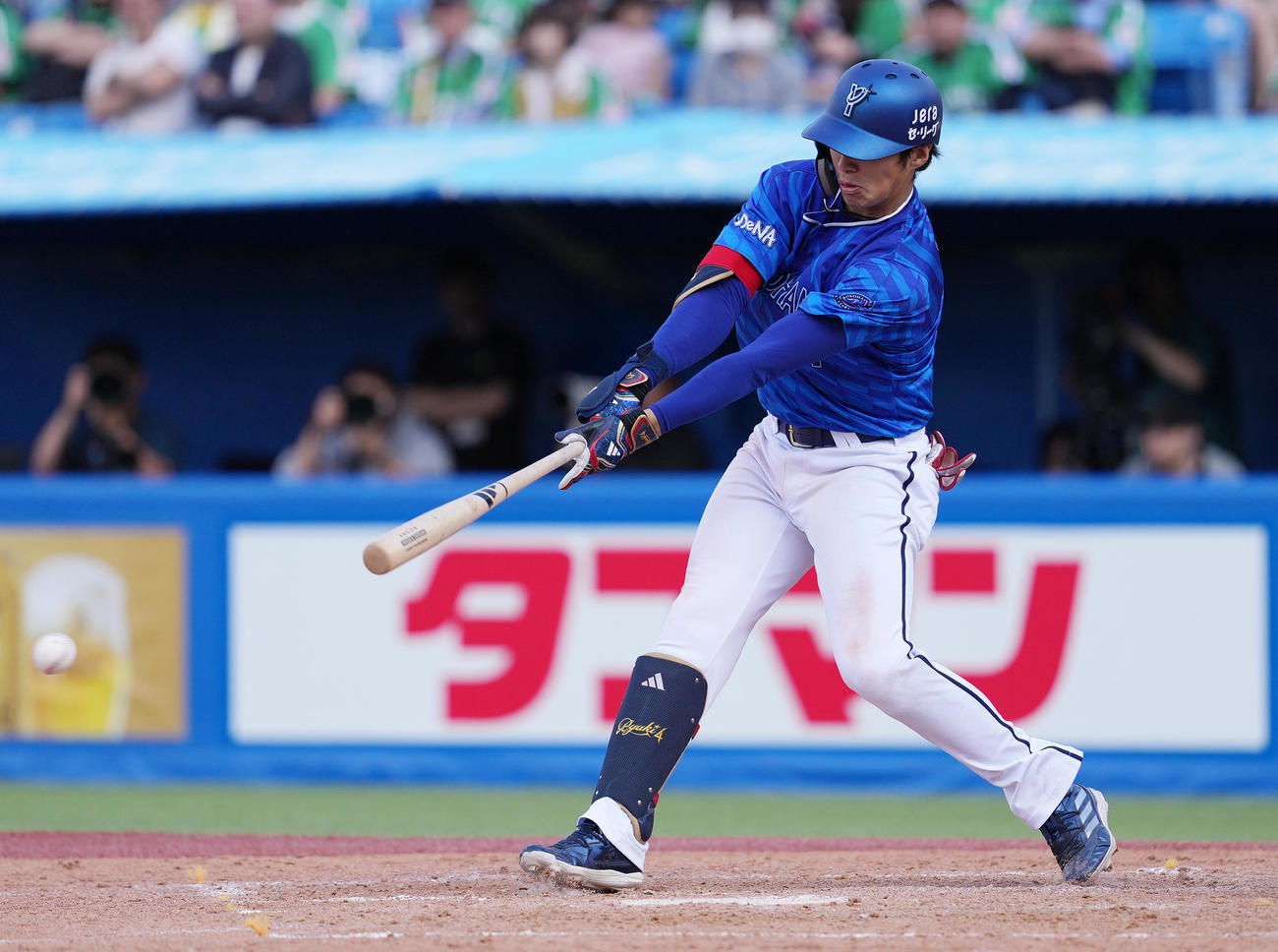 ヤクルト対DeNA 5回表DeNA1死三塁、右前適時打を放つ度会（撮影・鈴木みどり）