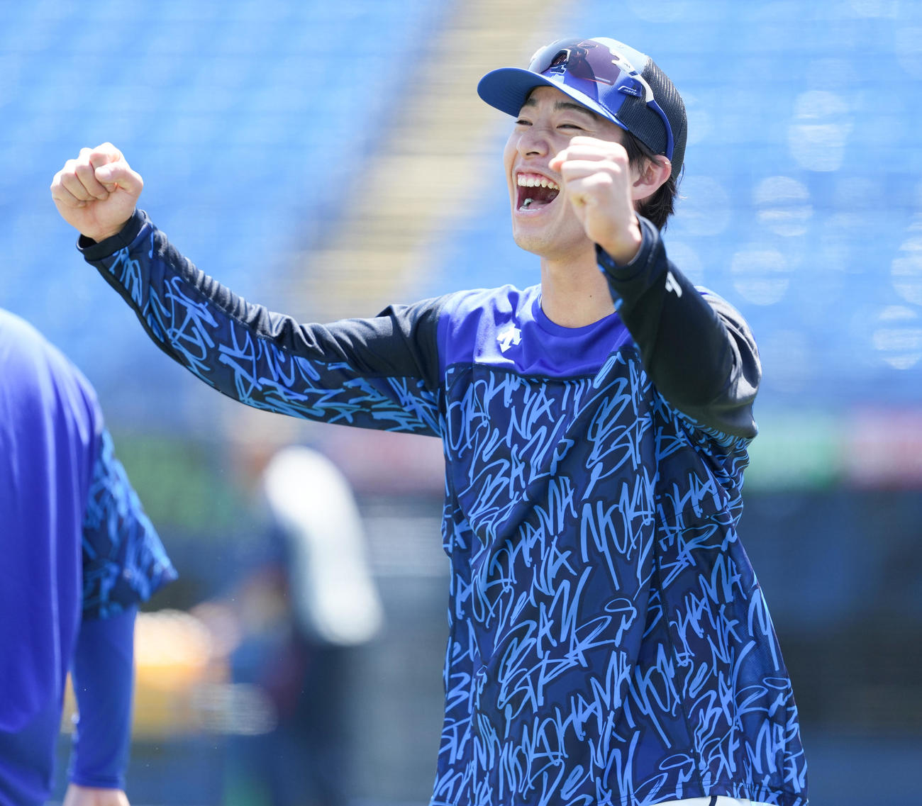 ヤクルト対DeNA　試合前練習でガッツポーズするDeNA度会（撮影・鈴木みどり）