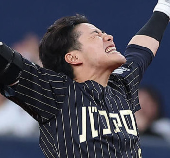 オリックス対ロッテ　9回裏オリックス1死三塁、右前にサヨナラ適時打を放ち、バンザイで喜ぶ麦谷（撮影・前田充）