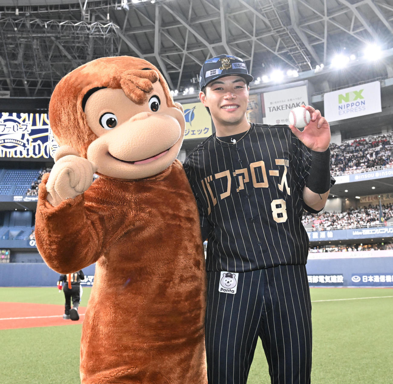 オリックス対ロッテ　ヒーローインタビュー後、おさるのジョージとポーズを取る麦谷（撮影・和賀正仁）