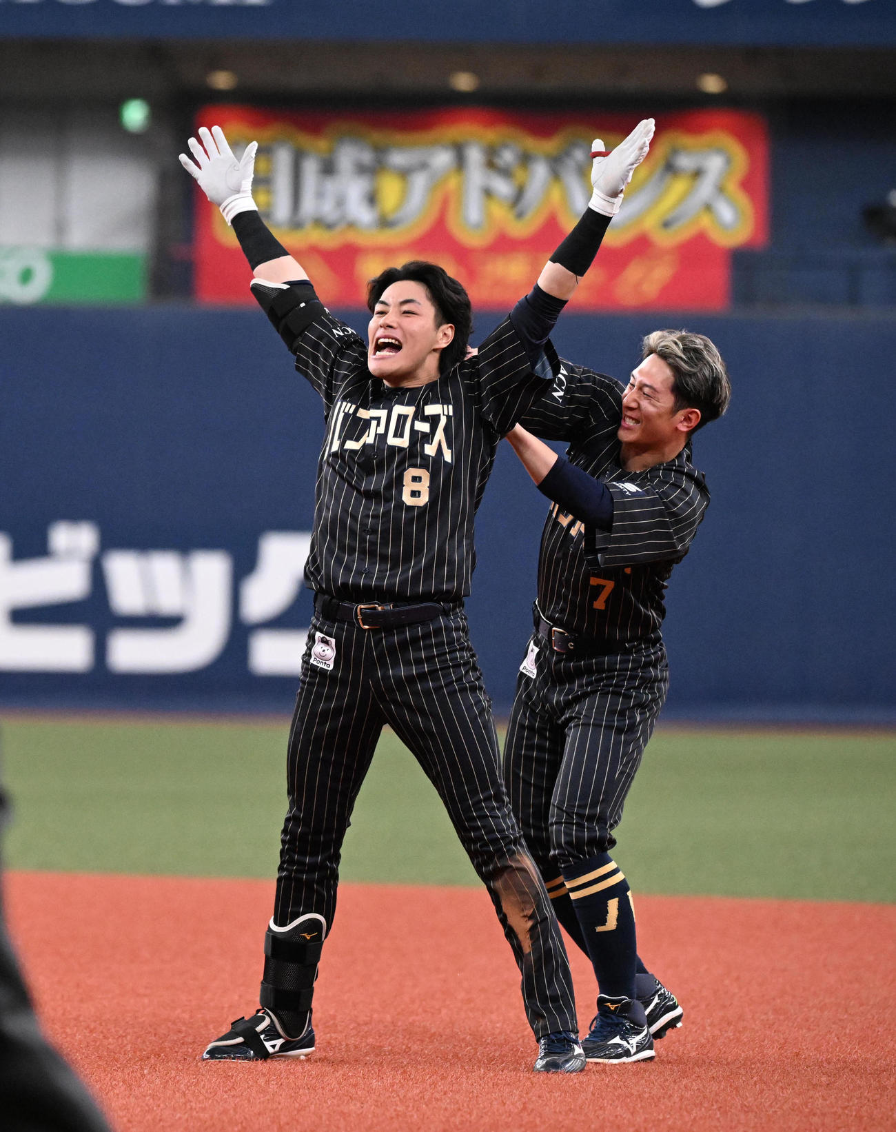 オリックス対ロッテ　9回裏オリックス1死三塁、右前にサヨナラ適時打を放った麦谷はナインから手荒い祝福を受ける（撮影・和賀正仁）