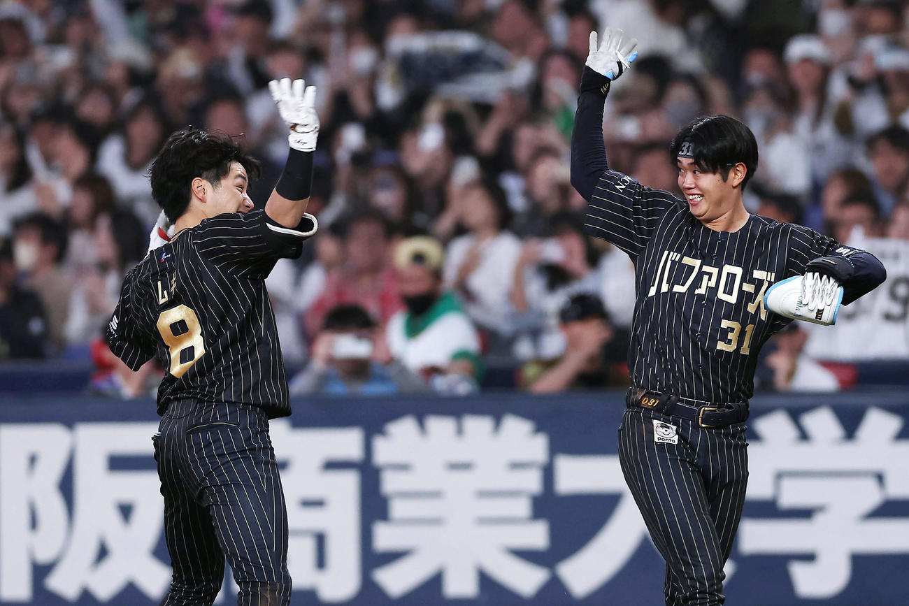 オリックス対ロッテ　9回裏オリックス1死三塁、右前にサヨナラ適時打を放ち、太田（右）とタッチを交わして喜ぶ麦谷（撮影・前田充）