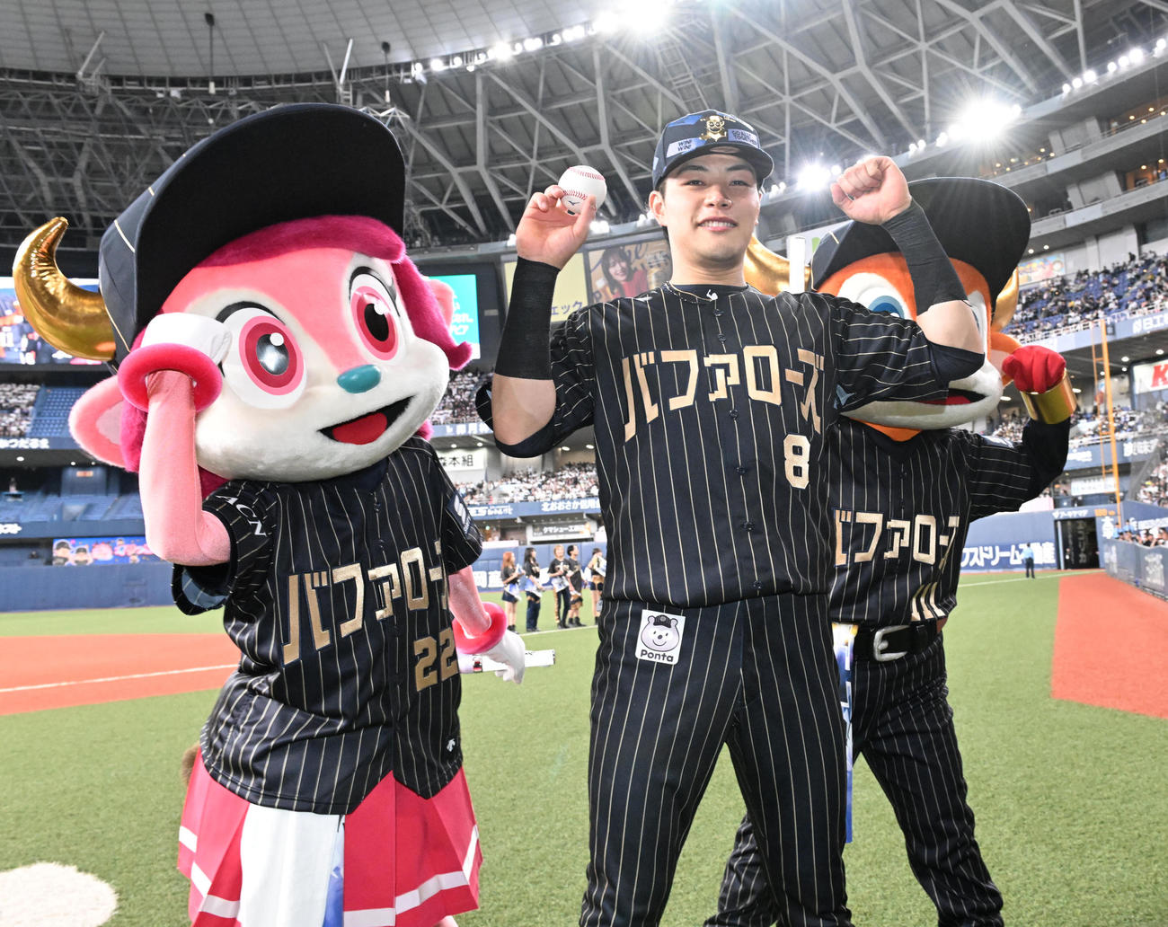オリックス対ロッテ　ヒーローインタビュー後、ポーズを取る麦谷（撮影・和賀正仁）