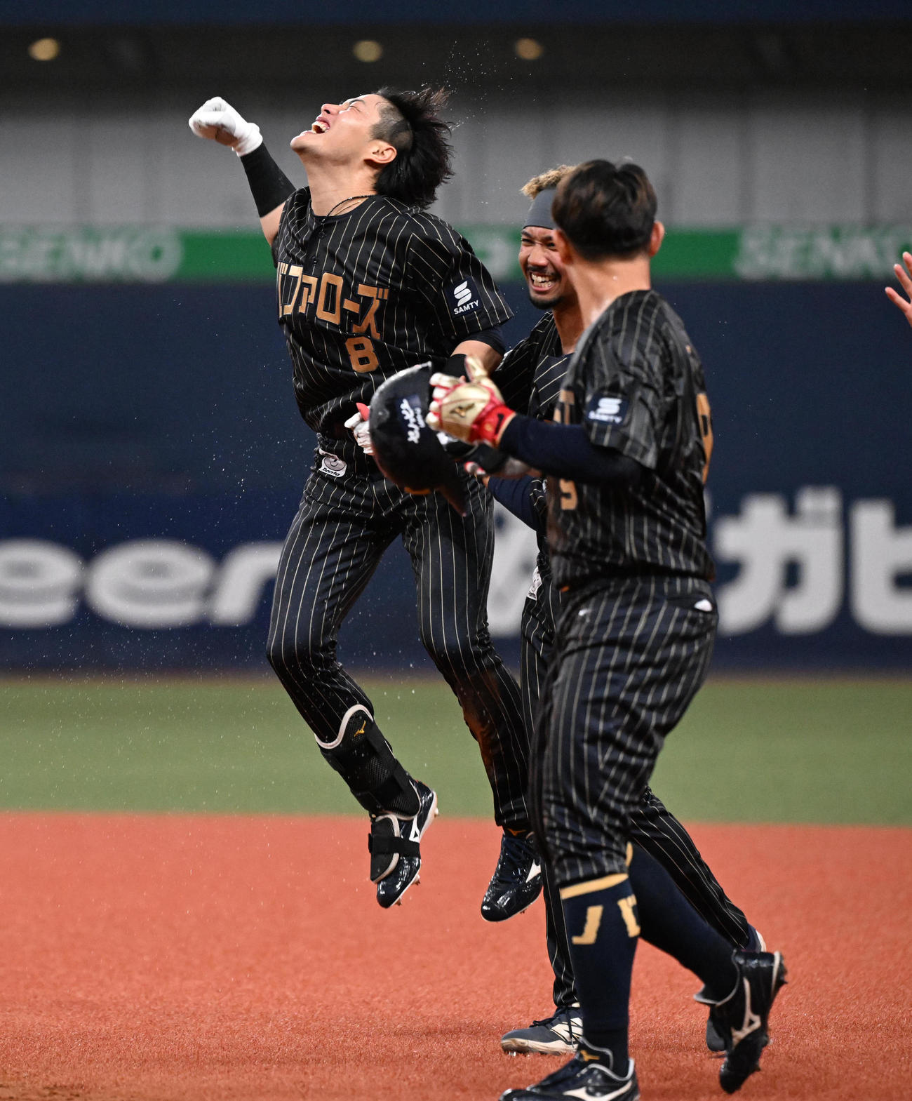 オリックス対ロッテ　9回裏オリックス1死三塁、右前にサヨナラ適時打を放った麦谷はジャンプしてガッツポーズ（撮影・和賀正仁）